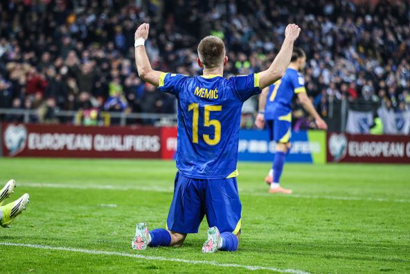 Memić na kolenima u dresu Bosne i Hercegovine.