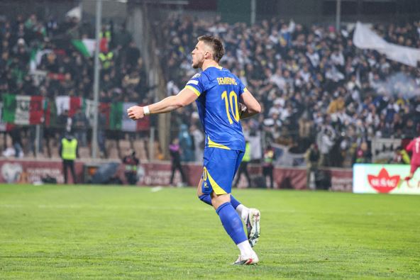 Ermedin Demirović slavi gol BiH protiv Italije
