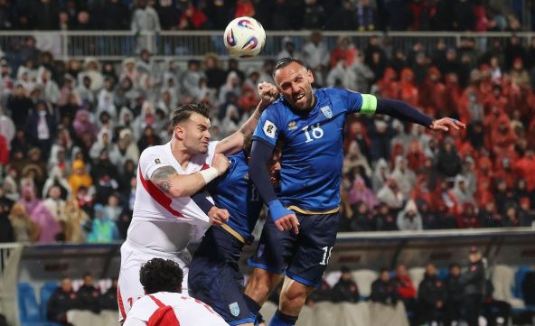 Kapiten Kosova Vedat Murići u borbi protiv turskih igrača u baražu za Svetsko prvenstvo 2026