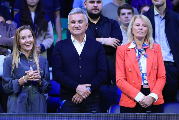 Srđan Đoković, Jelena Đoković i Dijana Đoković gledaju Novakov meč u Atini.