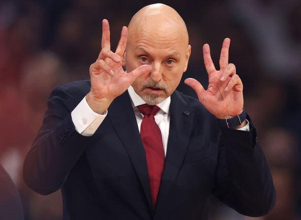 Saša Obradović pokazuje tri prsta.