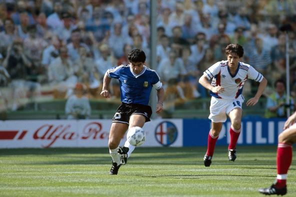 Dijego Maradona u prodoru na utakmici Jugoslavija Argentina