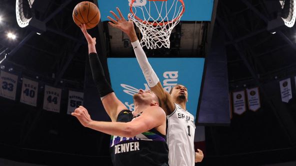 Nikola Jokić i Viktor Vembanjama u borbi pod košem na meču Denvera i San Antonija