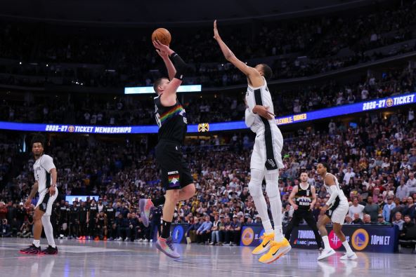 Nikola Jokić i Viktor Vembanjama na meču Denvera i San Antonija