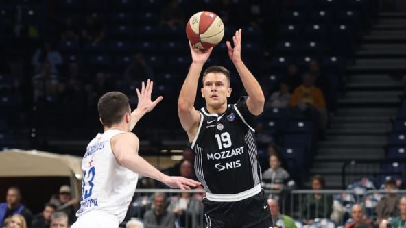 Arijan Lakić šutira trojku protiv Budućnosti