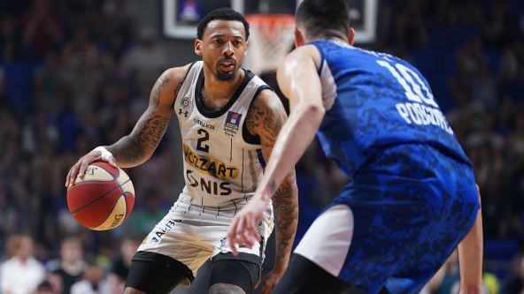 Karlik Džouns dribla na utakmici protiv Budućnosti u Morači