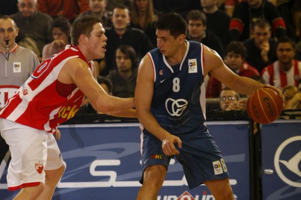 Nikola Prkačin u duelu sa Vladimirom Štimcem na meču Zvezda Cibona