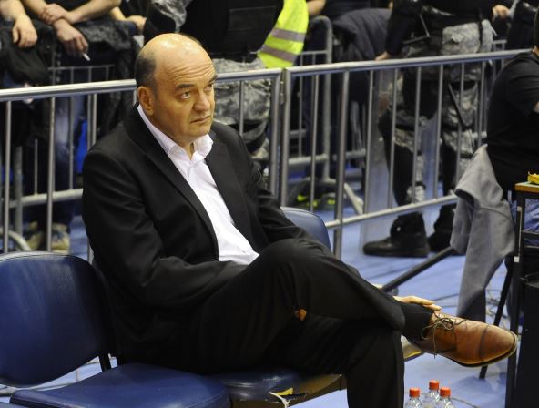 Duško Vujošević sedi na klupi.