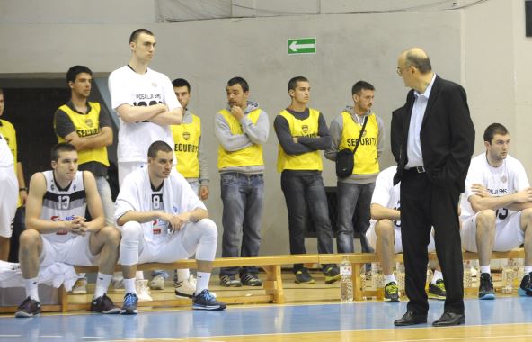 Duško Vujošević gleda Bogdana Bogdanovića na klupi Partizana