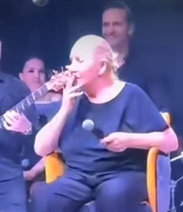 Vesna Zmijanac puši na nastupu