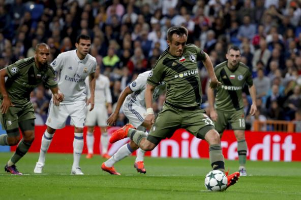 Miroslav Radović izvodi penal na Real Legija