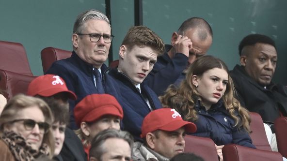 Kir Starmer premijer Velike Britanije gleda Arsenal