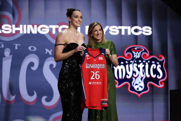 Anđela Dugalić u haljini na WNBA draftu.