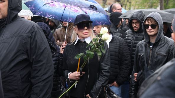 Zorana Pavić na sahrani Duška Vujoševića (2).jpg