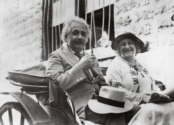 Albert Ajnštajn u kočijama sa svojom drugom suprugom Elzom