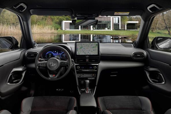 2026_yariscrossgrs_stormgrey_interior_01.jpg