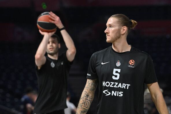 Zagrevanje košarkaša Partizana (2).jpg