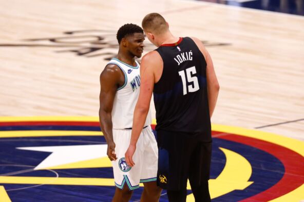 Nikola Jokić i Entoni Edvards u raspravi na meču Denver Minesota