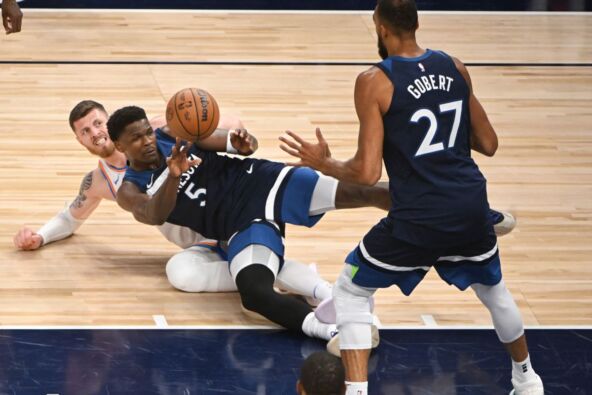 Entoni Edvards i Rudi Gober u borbi za loptu protiv Ajzeje Hartenštajna iz Oklahome