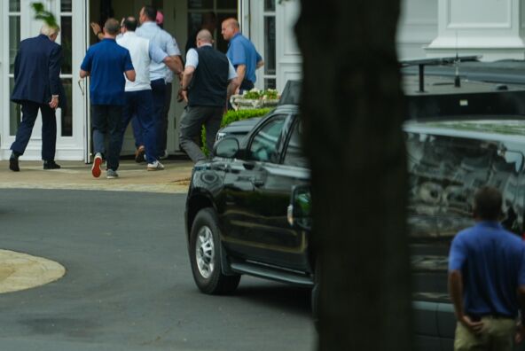 Donald Tramp ulazi u svoj golf klub u Virdžiniji