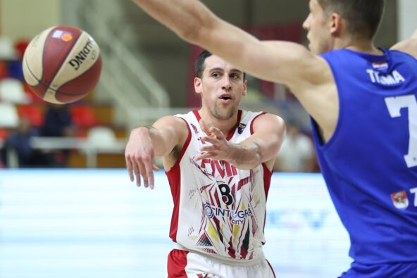 Petar Grojić košarkaš FMP Železnika dodaje loptu