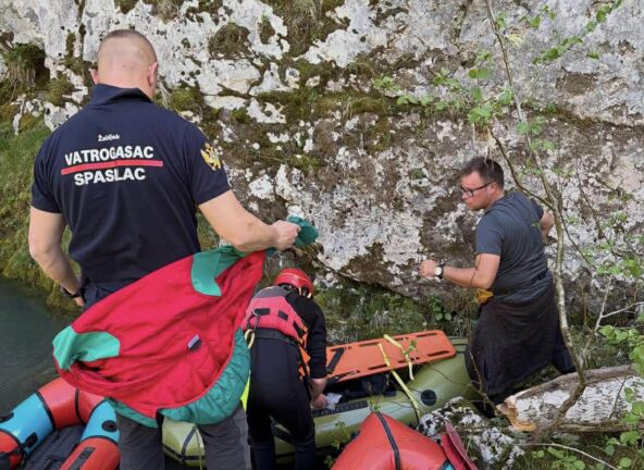 Žena skakala sa stene (2).jpg