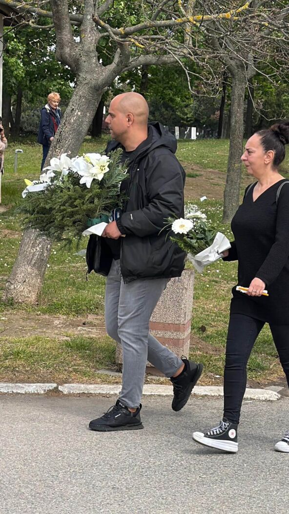 Pevac Misel Gvozdenovic stigao na sahranu Sase Katancica (1).jpg