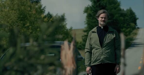 From serija, scena sa sveštenikom