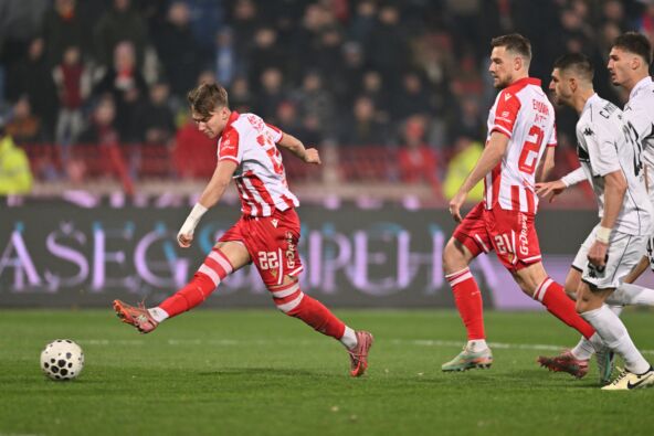 Vasilije Kostov šutira ka golu Partizana u derbiju