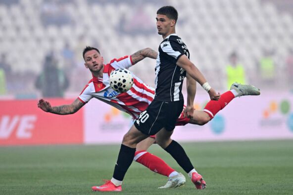 Marko Arnautović u duelu sa Simićem iz Partizana na 179 večitom derbiju