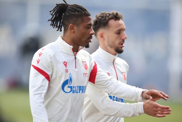 Učena i Eraković zajedno u belim majicama Zvezde.