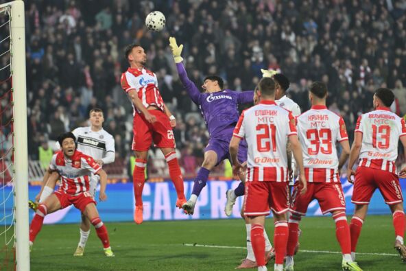 Mateuš Magaljaeš izbija loptu.