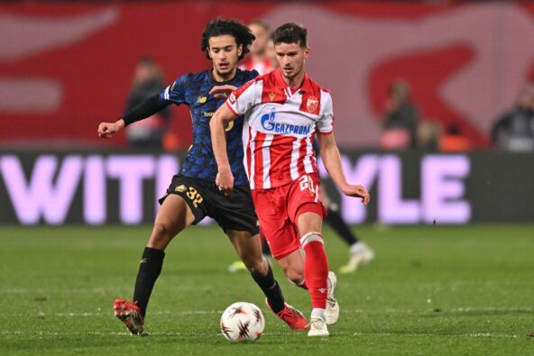 Tomas Hendel u dresu Zvezde trči za loptom.