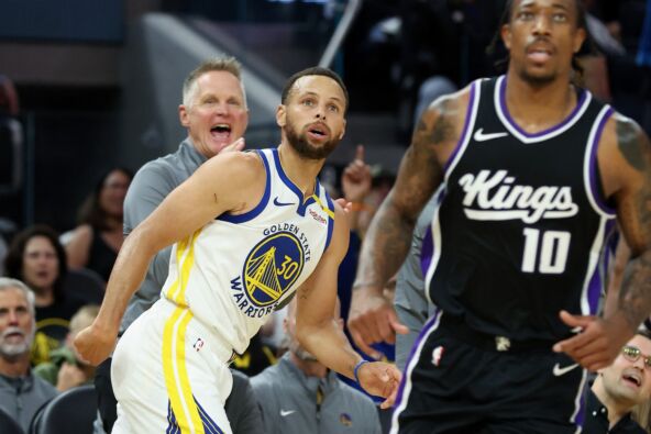 Stiv Ker gleda kako Stef Kari šutira trojku