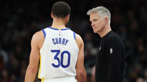 Stiv Ker i Stef Kari razgovaraju na utakmici