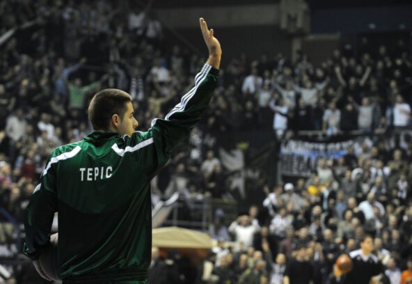 Milenko Tepić u opremi Panatinaikosa protiv Partizana