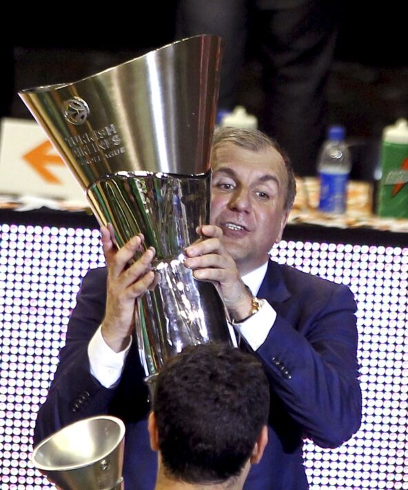 Željko Obradović podiže trofej šampiona Evrolige 2011 sa Panatinaikosom