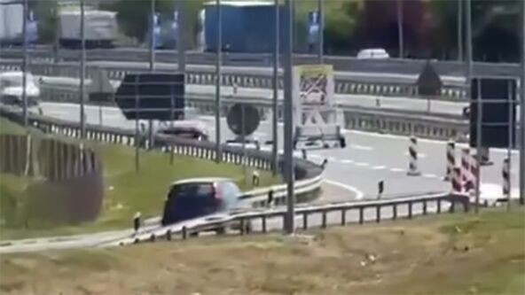 Alfa romeo vozi u kontrasmeru na autoputu