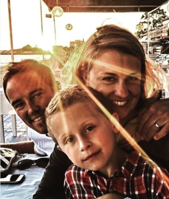 Sajmon Tomas sa ženom i sinom