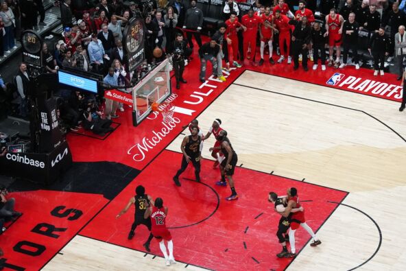 Trojka Ar-Džej Bereta na utakmici Toronto Klivlend