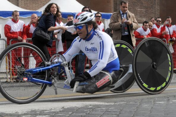 Aleks Zanardi vozi bicikl na ručni pogon