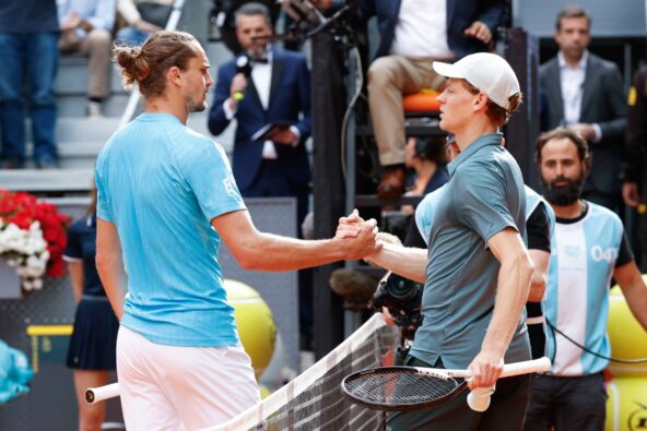 Janik Siner i Saša Zverev se pozdravljaju na mreži u finalu Madrida