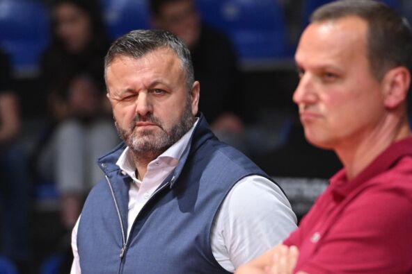 Željko Drčelić namiguje ka kameri na utakmici Zvezda Zlatibor