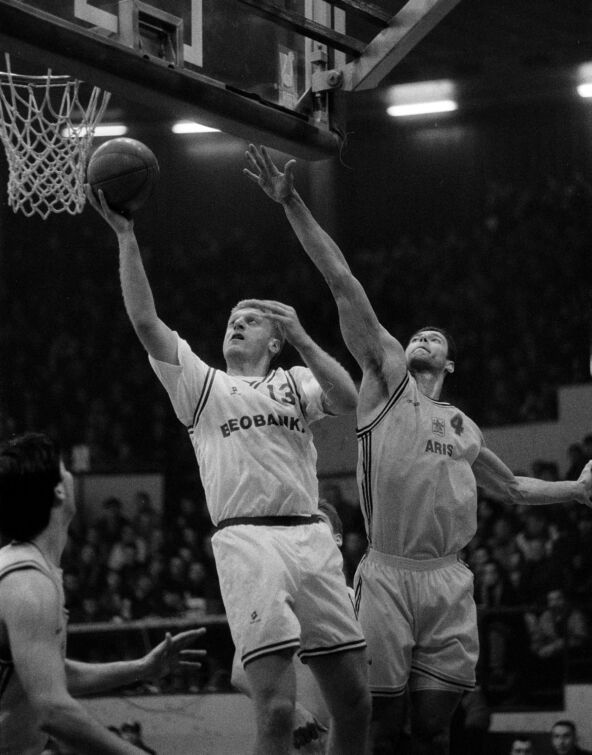 Oliver Popović u dresu Beobanke u duelu sa Hozeom Ortizom u dresu Arisa, januar 1997