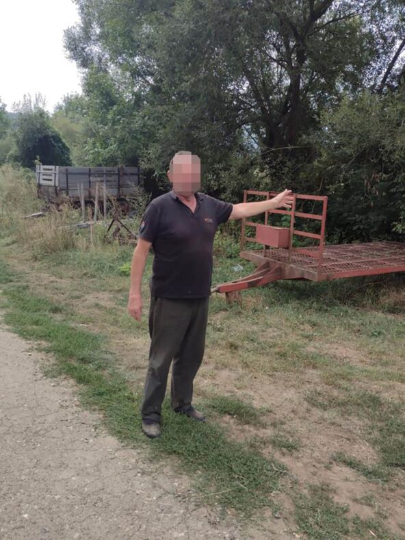 Komšija pokazuje prikolicu kojom je premešteno telo ubijenog