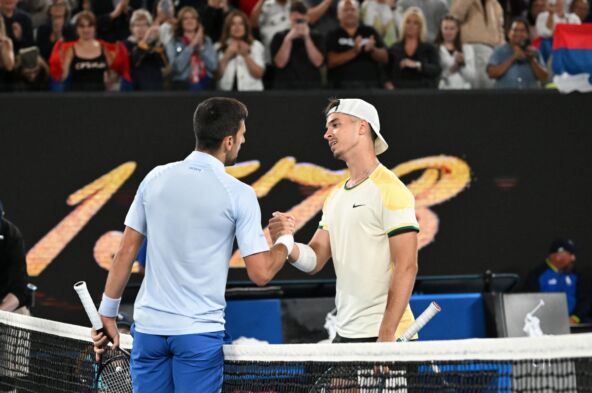 Dino Prižmić i Novak Đoković se pozdravljaju na mreži