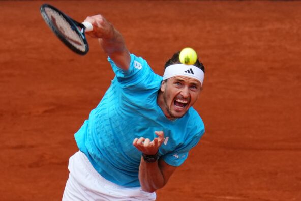 Saša Zverev udara lopticu na meču u Madridu