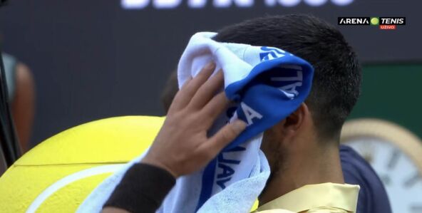 Novak Đoković problemi na meču 2.jpg