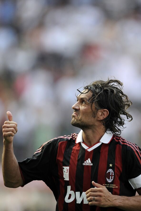 Paolo Maldini gestikulira ka navijačima u poslednjoj utakmici za Milan
