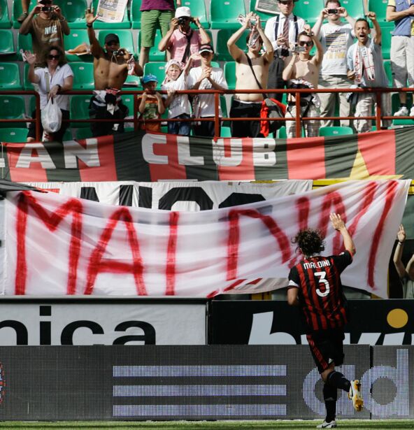 Paolo Maldini trči počasni krug i pozdravlja navijače